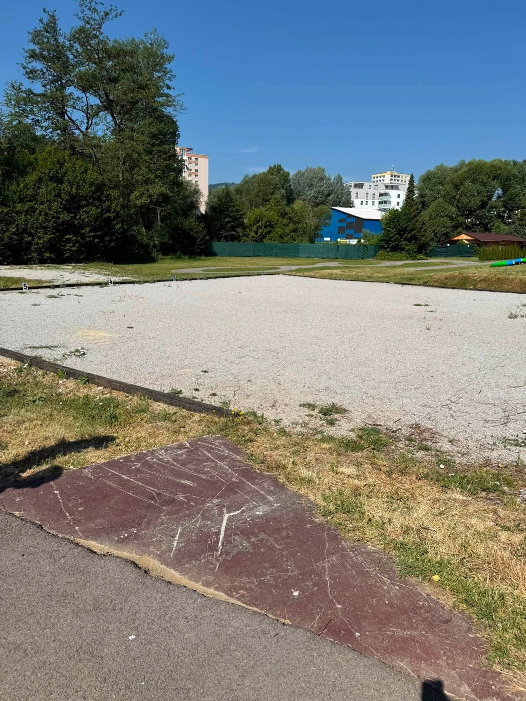 Prázdna spevnená plocha bývalých ihrísk s očíslovanými značkami, 2026